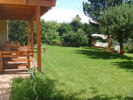Garten mit Obstbaumbestand und Terrasse